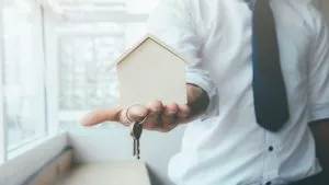 Read more about the article Emlakçı Olmak İçin Hangi Eğitimler Alınmalı?
